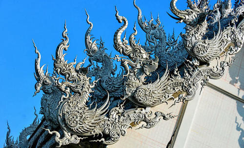 泰国被龙包围的寺庙,20年前就开始建造,已对外开放却仍未建成