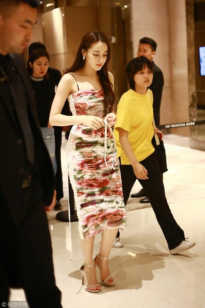 迪丽热巴穿碎花吊带裙露雪肌身材美好