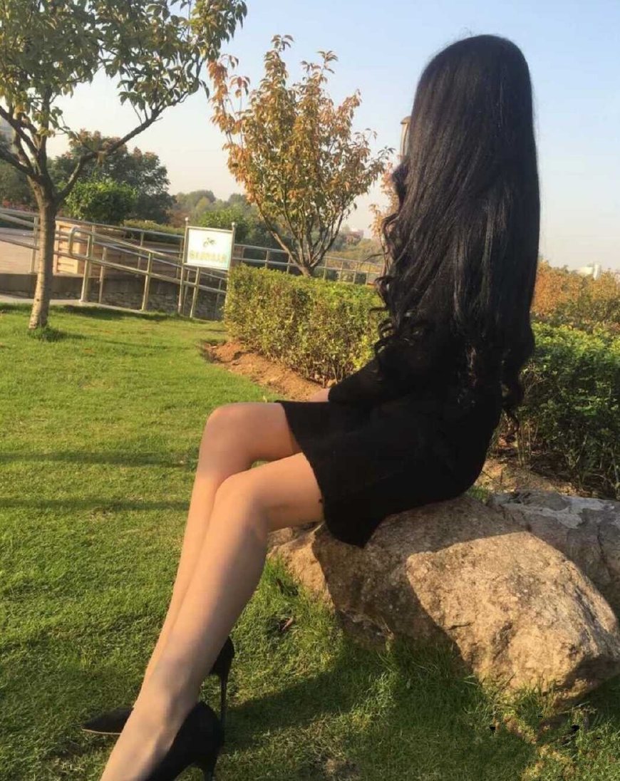 简约时尚的尖头细跟，让女人更加美丽