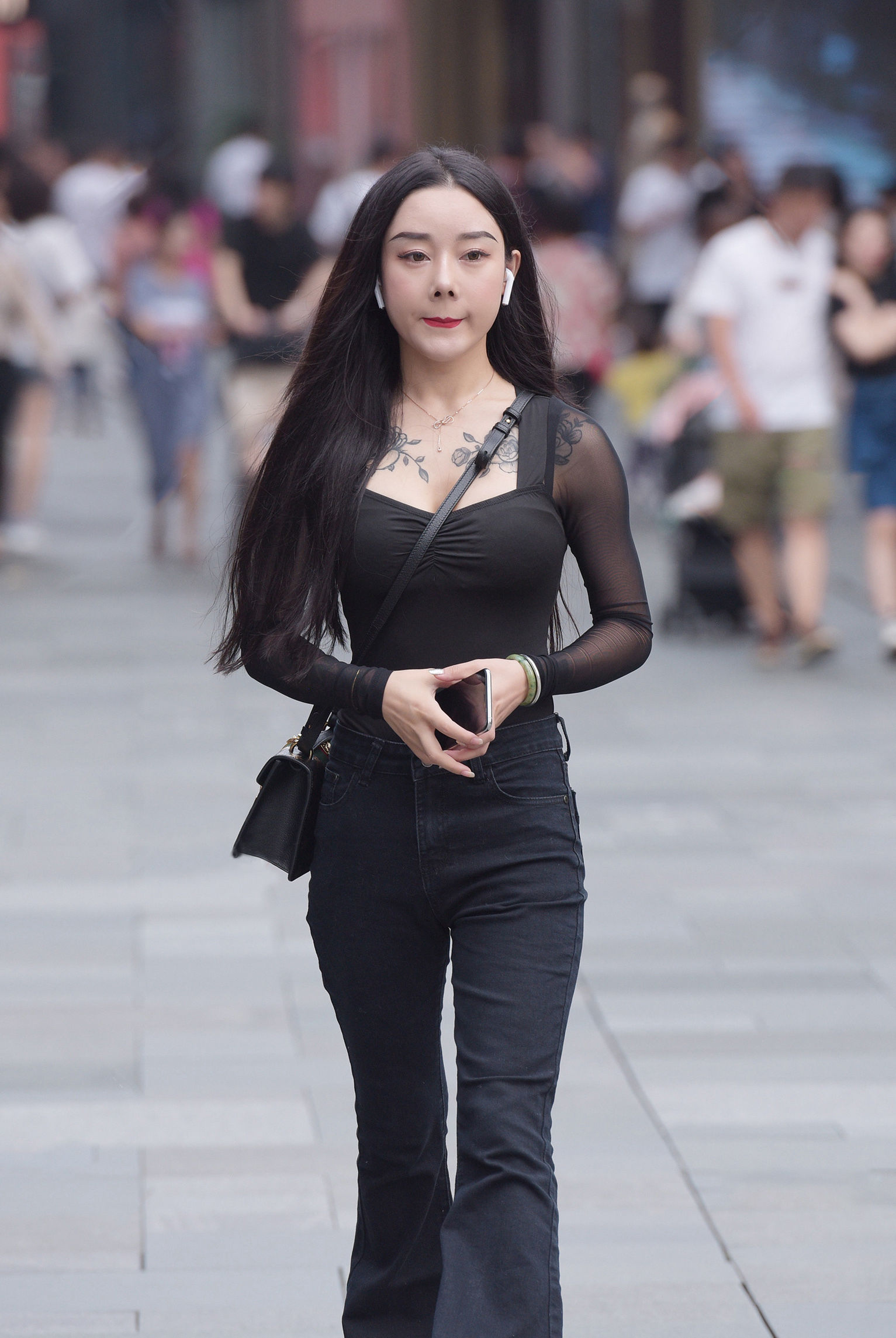 【美女】街拍:美女一身黑色性感穿搭,妆感精致曲线美,轻熟气息挡不住!