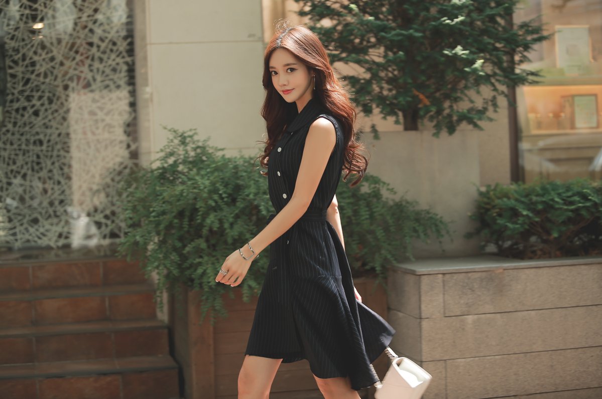 女神珠珠:黑咖啡愠色竖条不对称束腰裙