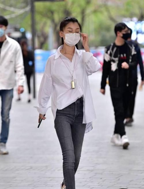  #艳若桃李#潮范儿女神来了，街拍：艳若桃李的美女，一件一字肩上衣配浅色牛仔裤，青春活力范