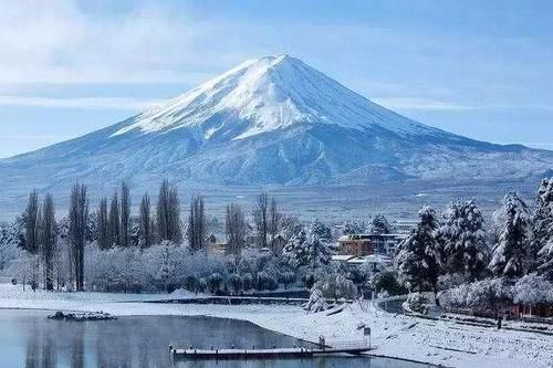 日本冬天温度和我国东北差不多，女孩子光腿穿短裙，室内还没暖气