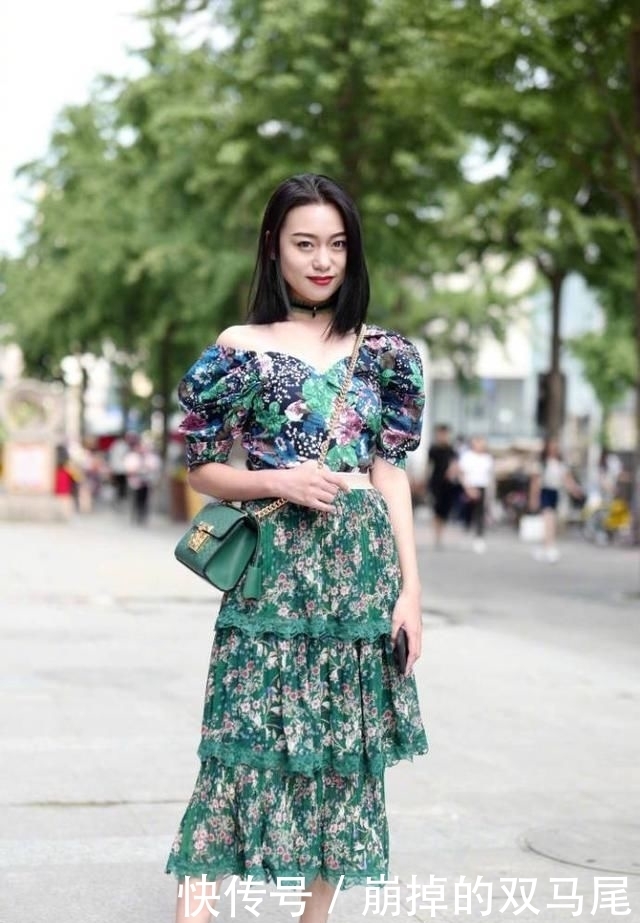  再配|街拍：美女穿短裤，露出大长腿，再配上性感高跟鞋，太时尚！