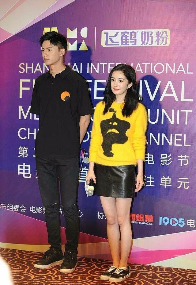 看到杨幂穿平底鞋我沉默了!差距太大!不知道是不是忘了修图?