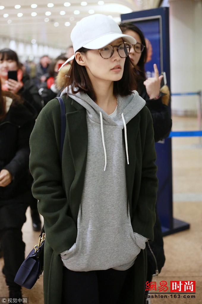 机场街拍刮起素颜风?李沁欧阳娜娜素颜最美