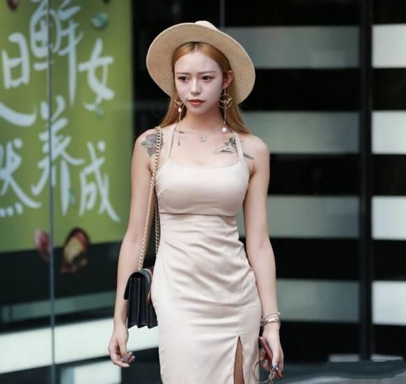 街拍:脸型娇小看起来精致时尚的小姐姐,站在街上很俏丽!