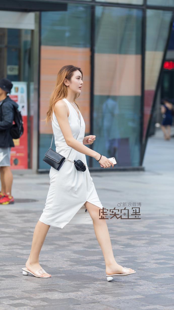 街拍：夏天穿深V既性感又fashion，藏不住的好身材，女人味十足！