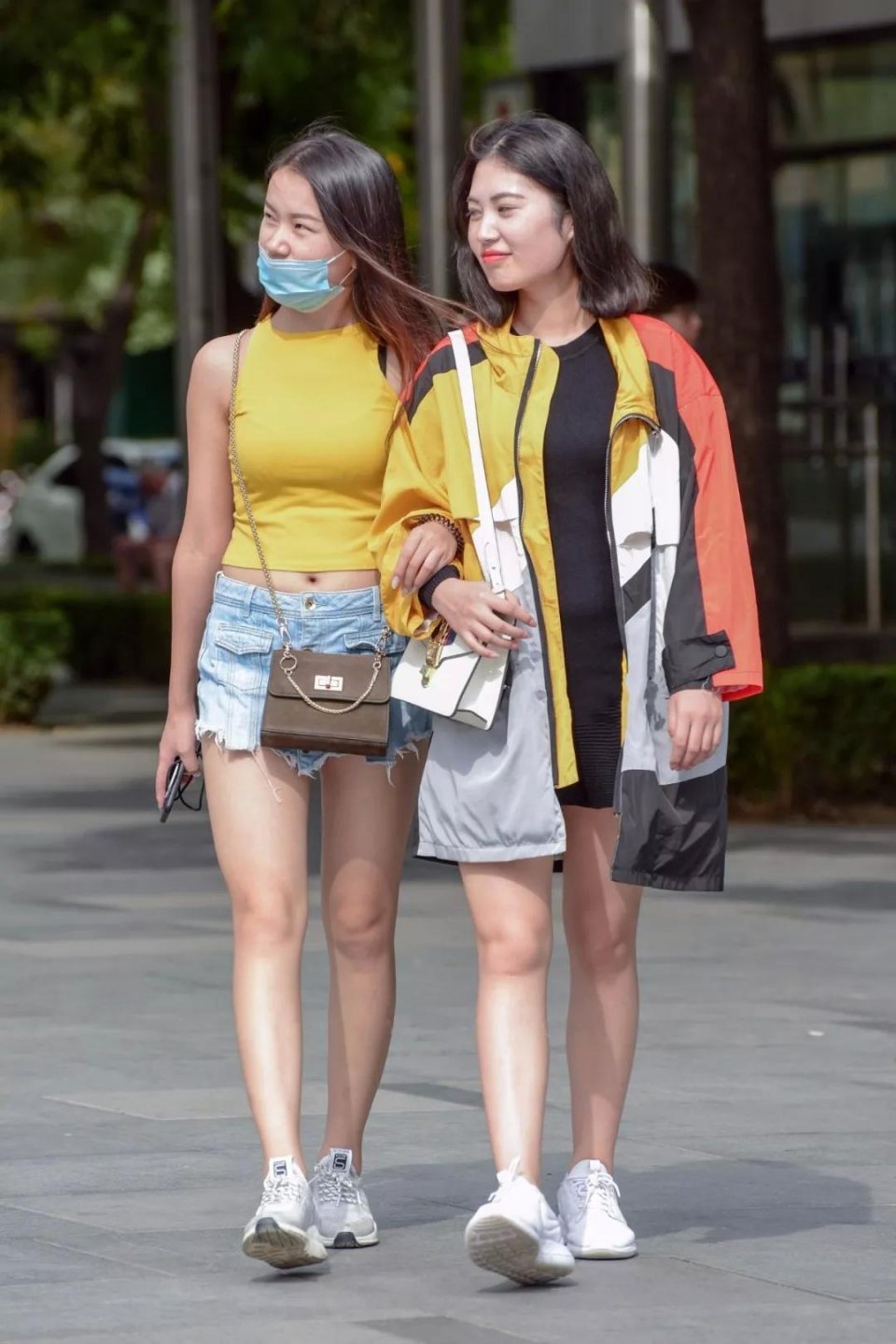 街拍：一对性感姐妹花逛街，如阳光一般明艳，在街上很亮眼