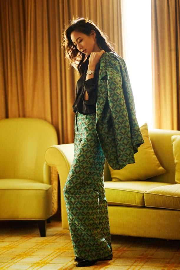 张钧宁厉害了，披着一身“草”扮总裁，气质却像某宝卖家秀