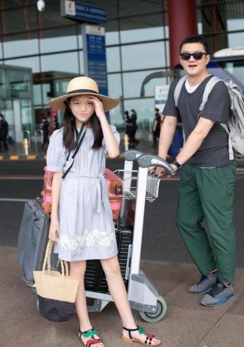 21岁窦靖童与12岁李嫣近照，一个眉目清秀一个气场全开