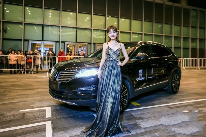 吴昕胆真大，裙子穿到要就断开了，网友：太敢穿了！