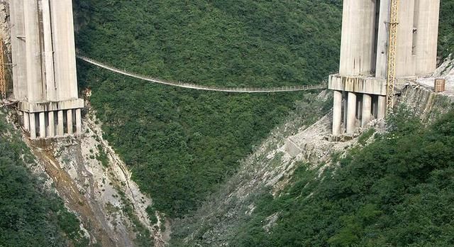 湖北建的这座世界级大桥，总投资1亿，4根地桩深达45米！