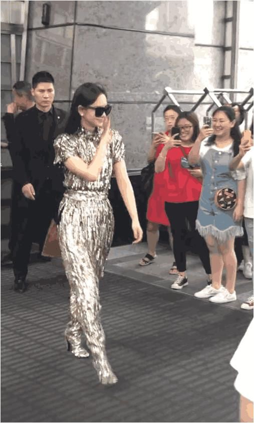 戚薇真会博眼球，这套衣服穿出了好多人民币的既视感