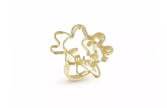 有一种“极简主义”，把女人的身体戴在耳朵上