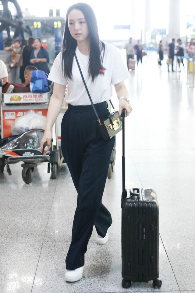 董璇素面朝天，法令纹严重再也不能承受素颜的压力，真的丑出天际