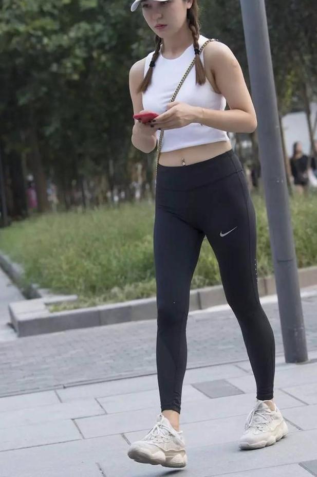 街拍：美女穿紧身运动裤，真的不要太迷人