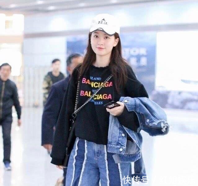 乔欣穿牛仔外套露蛮腰, 利落长发很淑女, 网友: 大长腿很迷人!