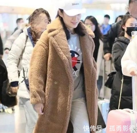  『喇叭裤』50岁以上的女人别穿牛仔裤，喇叭裤直筒裤更有气质，做个优雅女人