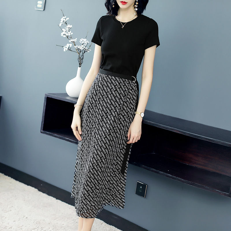 我确实是70后，但从来没人叫大妈，常穿高雅裙搭凉鞋，洋气减龄