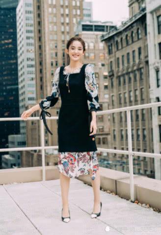 26岁娜扎真会穿，印花裙外面又套了一件小黑裙，时髦到飞起！