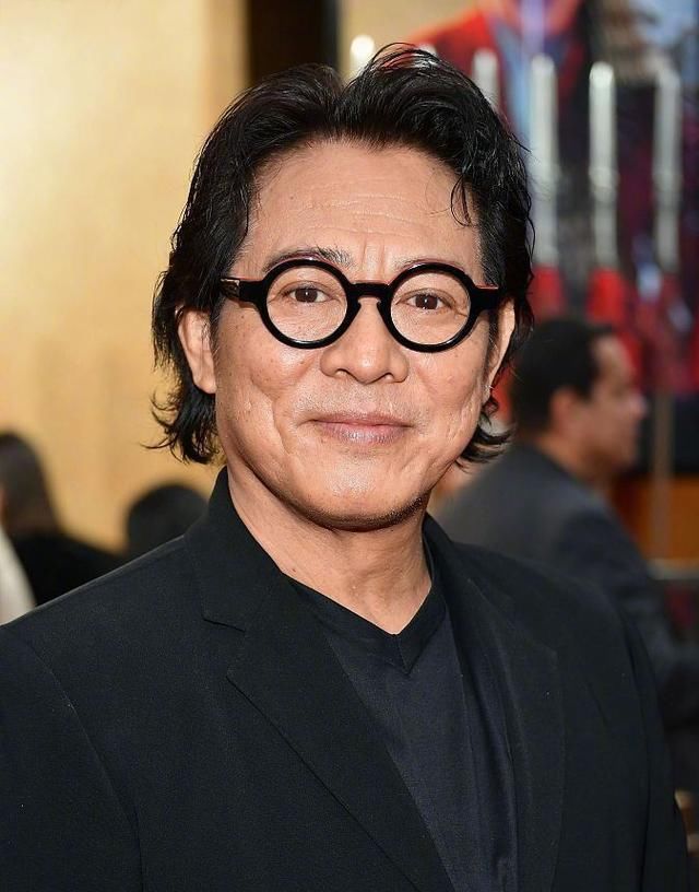 『 同现』甄子丹也56岁，二人同现电影红毯，差距不是一般的大，李连杰56岁