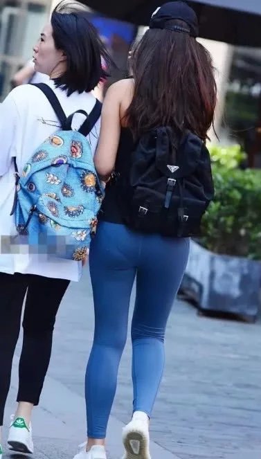 青春萌妹子蓝色紧身裤勾勒完美弧线，靓丽又阳光