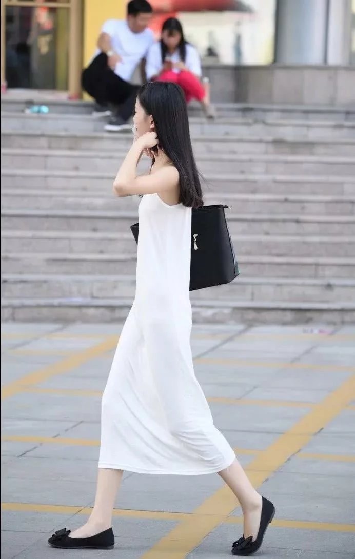 气质小姐姐白色吊带长裙甜美可爱，感觉就好像坠入人间的天使一般