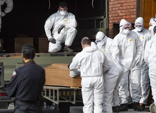  #死亡人数#全球疫情重灾区现状：意大利军车运棺成常态，火葬场空间已不够用