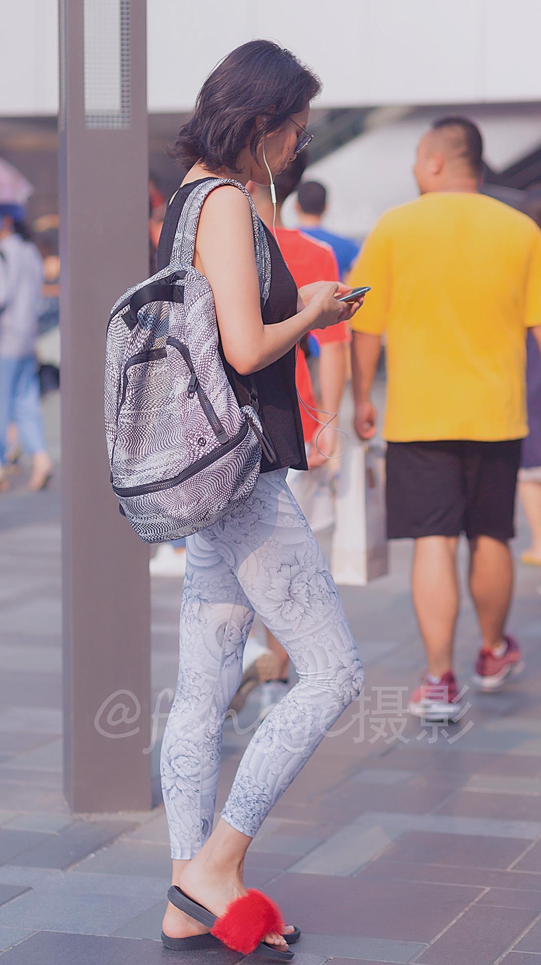 街拍: 这条白色印花紧身裤真特别, 从此再不用担心画风尴尬了