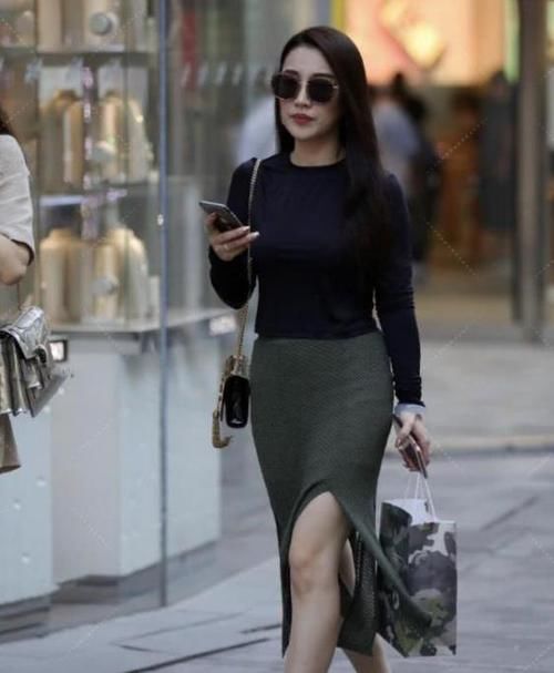 气质:街拍:身材高挑的美女,一条白色的连衣裙,时尚魅力气质