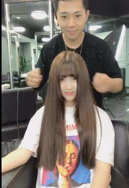 小伙发现一女神欲表白，扒开头发后：对不起认错人了