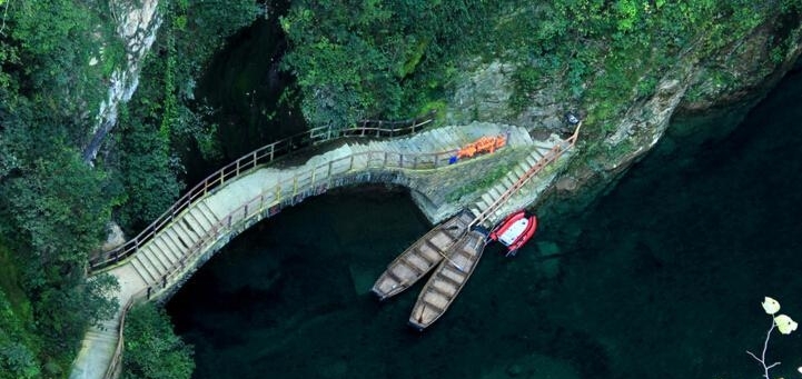 中国最具原生态的地方，水至清船犹如悬浮在空中