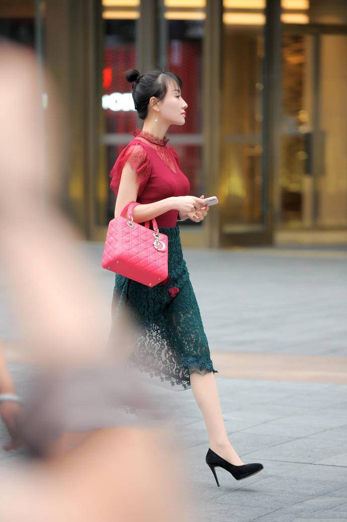 街拍:图五穿吊带配短裤,镂空的设计更添妩媚甩头发动作特勾魂！