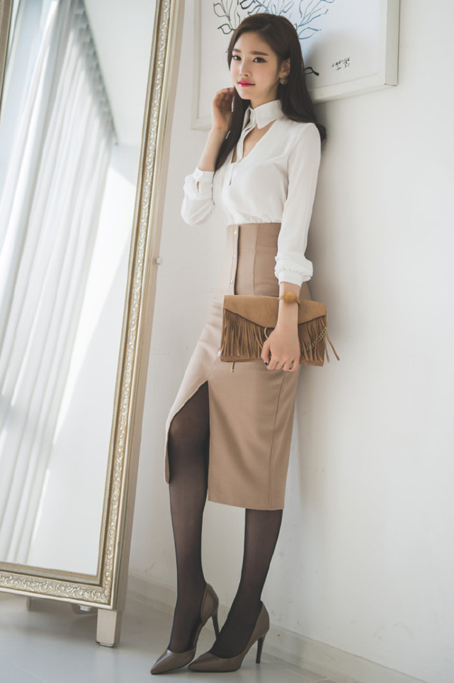 温润典雅又气场强大的美女，精致的长裙，处处流露出成熟的魅力！