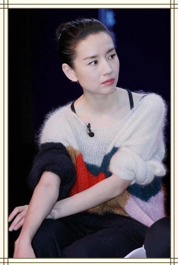 董洁真是牛!大热天还穿这么厚的毛衣?反季节才是最时髦的!