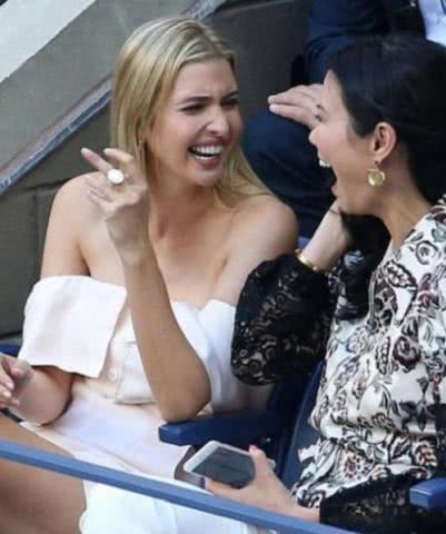 看完凯特王妃穿“一字肩”，才发现伊万卡有多普通，网友：好高贵