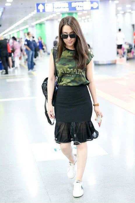 真服了马苏, 胯太宽还穿包臀裙, 网友: 不忍直视