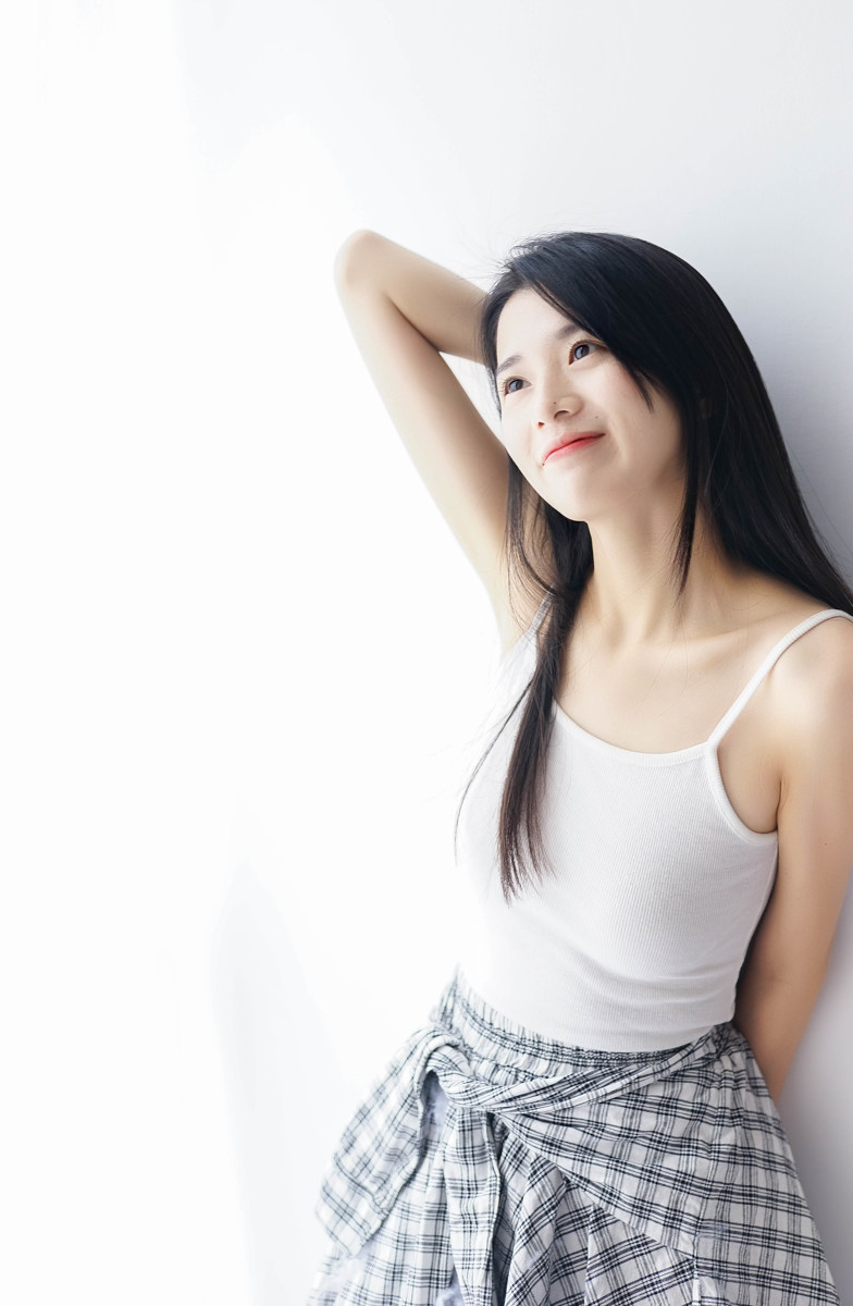清纯女孩白色吊带衫私房写真
