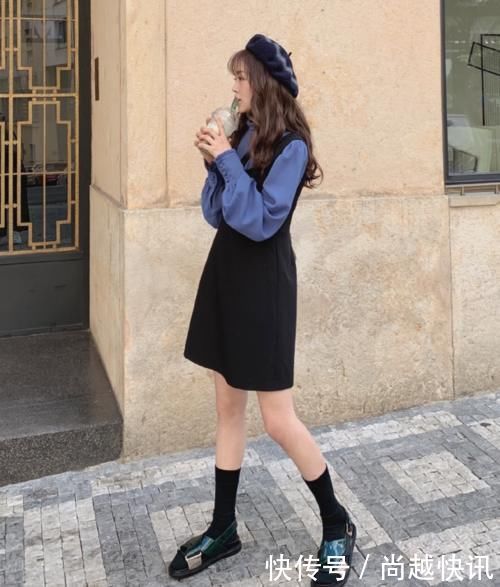 "m":"b7a88a8527cbac33130a2350b1c6d5afec1531e8"女孩子怎么能错过衬衫现在都流行这样的“混搭”,又潮又显瘦