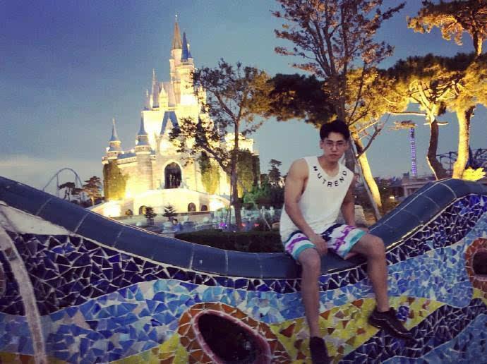 爱健身的大长腿，拥有一张明星脸，胸肌腹肌人鱼线全都有