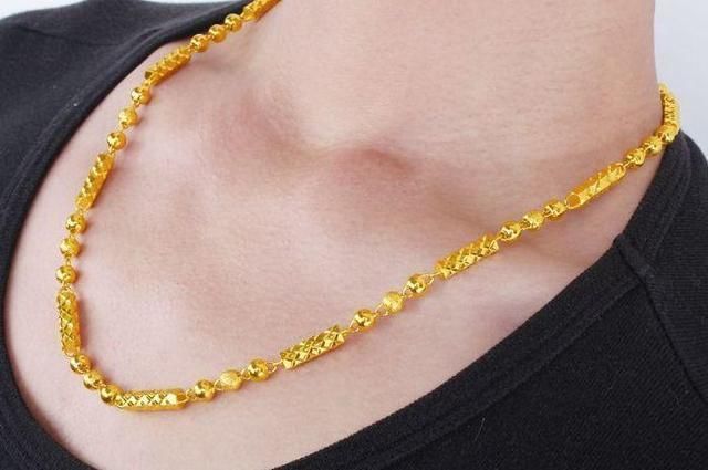 项链买黄金的好，还是白金的好？还有人不知道，这么多年白戴了！