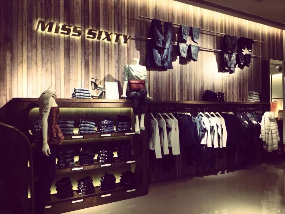 她在衰落之时被温州大佬收购，如今竟然位居女装品牌前列?牛逼!