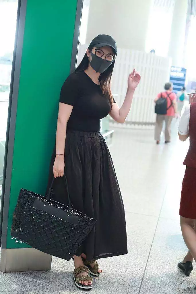 徐冬冬低调现身,T恤搭半身裙接地气,网友却凭借着身材认出了她