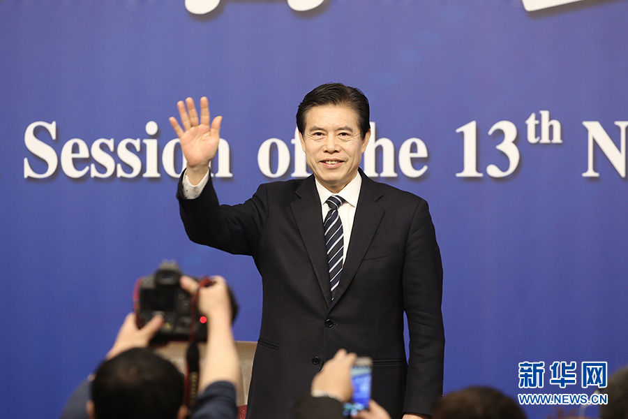 商务部部长钟山就推动商务事业高质量发展答