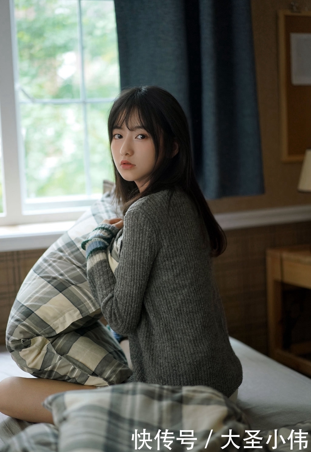 『美人如花』美女街拍慵懒毛衣美女性感修长美腿,甜美的笑容很是治愈