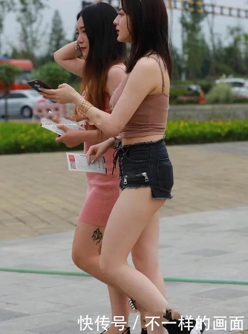 微胖小姐姐吊带紧身衣搭配超短裤,脸蛋清纯性格开朗,好迷人