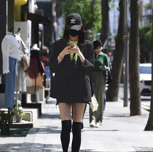  #漂亮#路人街拍:小姐姐长得漂亮又时髦,好衣品造就好气质!
