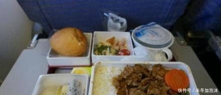 出国旅行搭飞机时,可免费向空姐要的4样东西!只要你开口就有!