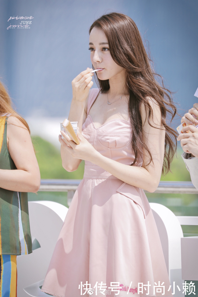 路人街拍，今天水蜜桃女孩儿迪丽热巴，青春有活力